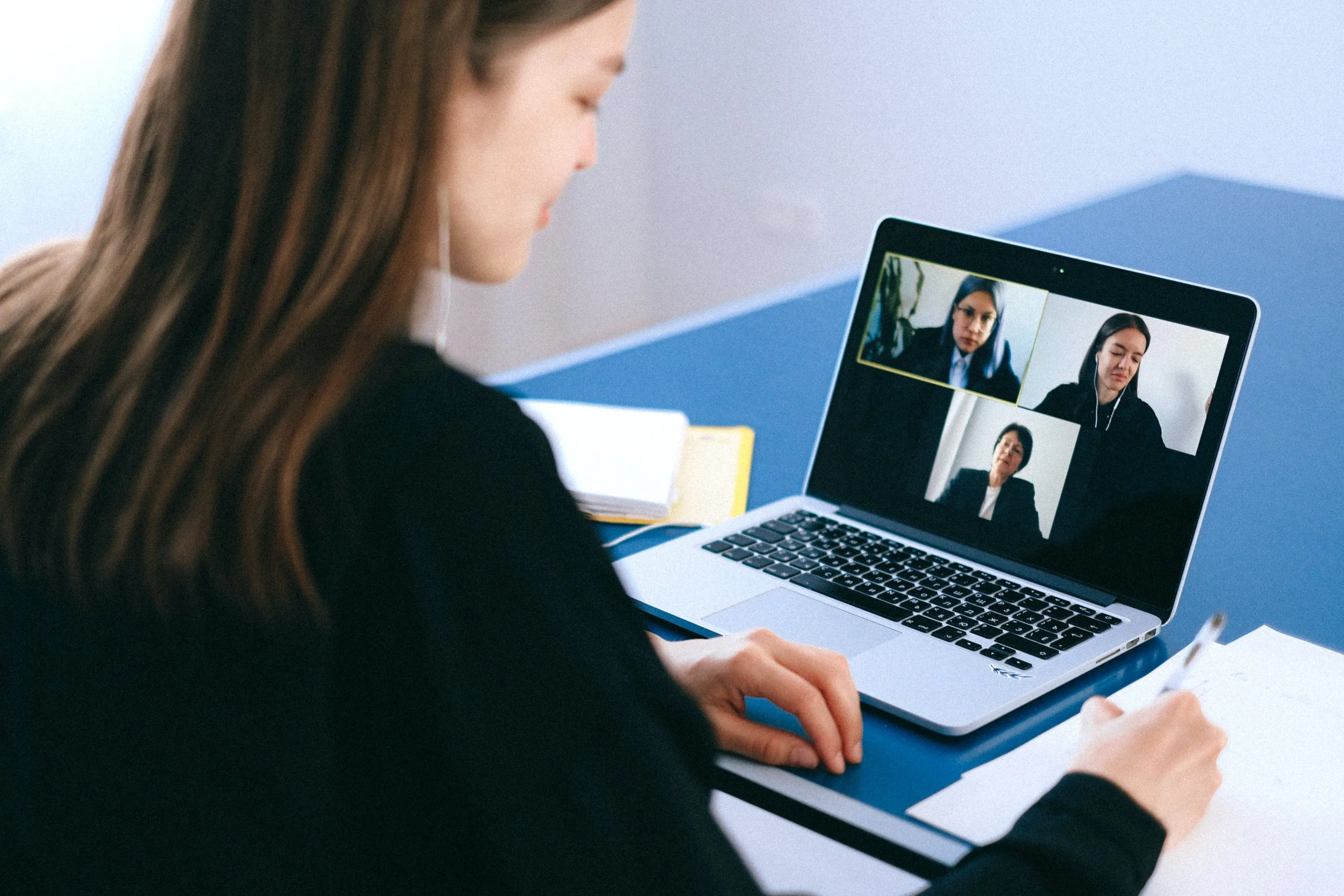 Destacate en tus entrevistas virtuales de trabajo con los Consejos de Encuentra24.
